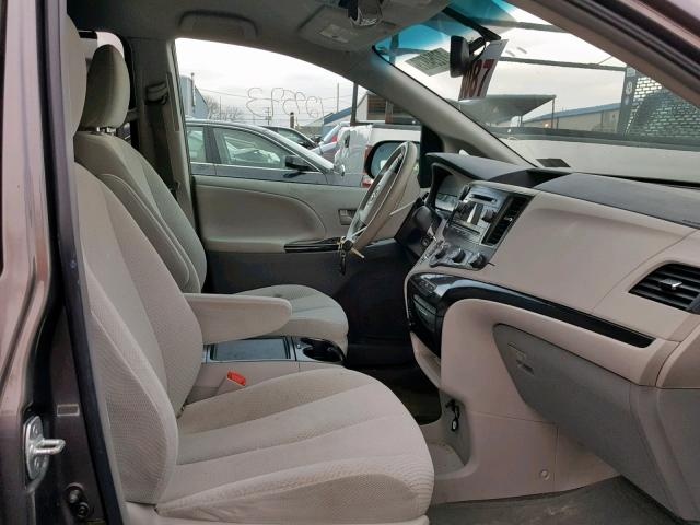 TOYOTA SIENNA LE 2012