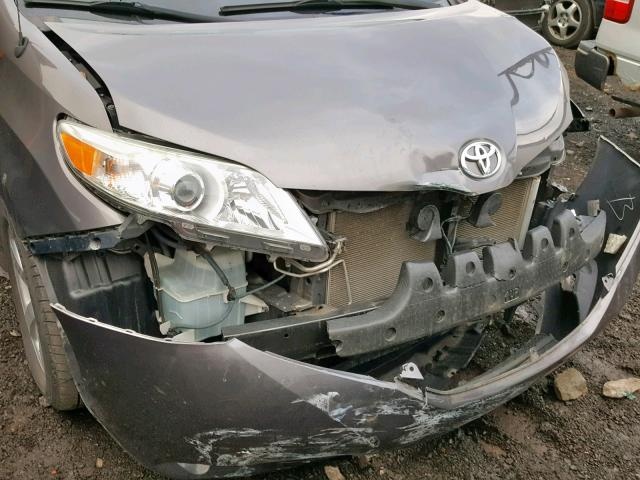 TOYOTA SIENNA LE 2012